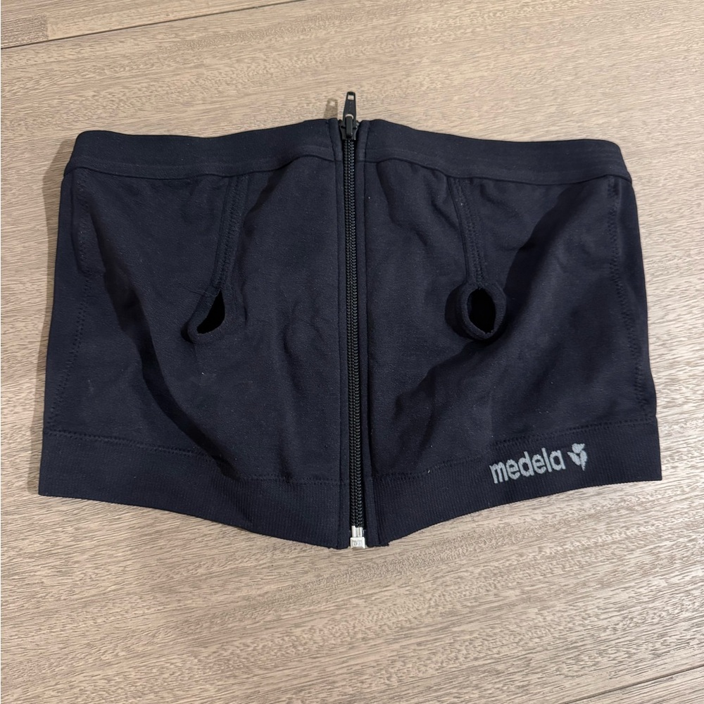 Medela Black Hands-Free Pumping Bra - Picture 2 of 5